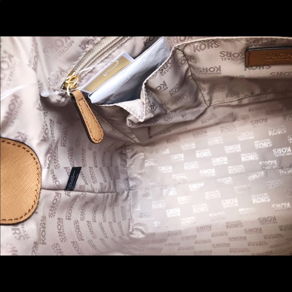 Gaby’sBags👜❤️-NWT Michael Kors Large Zip Satchel - Picture 7 of 8